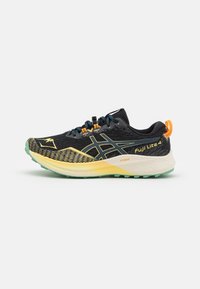 Zapatilla de correr negra con un upper texturizado, suela amarilla y verde, y acentos amarillos en contraste. Presenta un sistema de cordones seguro y detalles de marca.