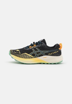Zapatilla de correr negra con un upper texturizado, suela amarilla y verde, y acentos amarillos en contraste. Presenta un sistema de cordones seguro y detalles de marca.