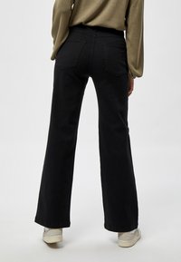 Desires DEFLORENCE FIVEPOCKET - Platėjantys džinsai - black