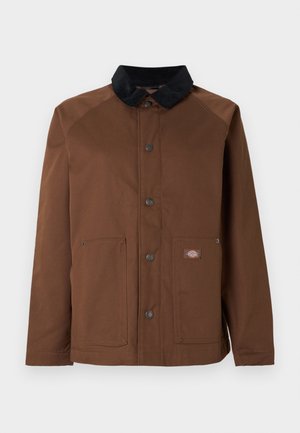 Veste marron à boutons avec col en velours côtelé noir, deux poches avant et petite étiquette rectangulaire avec logo sur la poche droite.