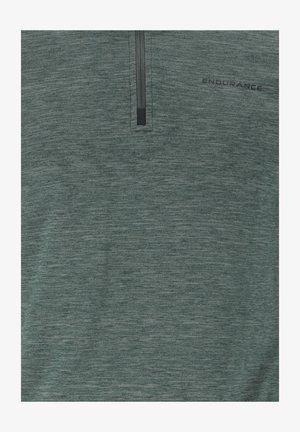 Vihreä, kevyt vetoketjullinen neule, jossa on neljänneksen vetoketju. Ominaisuuksiin kuuluu teksturoitu kangas, jossa on hillitty heatherointi ja musta "ENDURANCE"-logo.