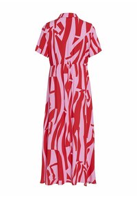 Vestido maxi de estampado rojo y rosa con mangas cortas, cuello y cintura elástica, que presenta atrevidas rayas abstractas en colores contrastantes.