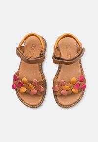 Bruine leren sandalen met een gepolsterde band en kleurrijke bloemenachtige accenten in roze, oranje en geel. Inclusief verstelbare enkelband.
