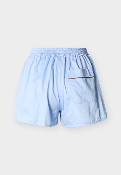 Hele sinised meeste lühikesed püksid elastse vöökohaga ja suure tagataskuga, millel on pruun äärisdetail, esitletud lihtsal taustal.