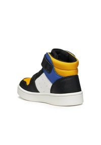 Sneaker alta in nero, giallo, blu e bianco. Presenta materiali in tessuto e pelle, cinturino in velcro, design traforato e suola in gomma.