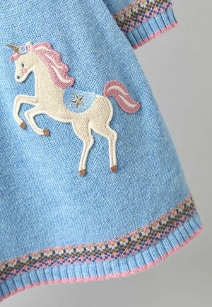 Blaues Strickkleid mit einer weißen Einhornstickerei mit rosa Mähne, detaillierten Akzenten und einem gemusterten Saum in Rosa, Blau und Gelb.
