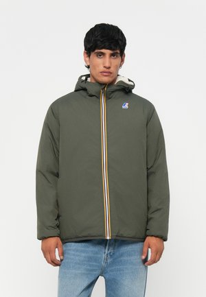 Veste isolante verte avec capuche, dotée d'une fermeture éclair sur le devant avec des rayures jaunes et bleues, et d'un petit logo sur la poitrine gauche.