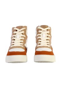 Baskets montantes présentant une combinaison de matériaux beige, blanc et orange, avec un design à lacets, un tissu texturé et des semelles en caoutchouc.