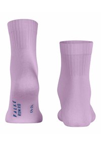 Helle lila Knöchelsocken aus weichem Stoff mit gerippten Bündchen. Mit blauen Text "FALKE RUNRIB" und Größenangaben an der Seite.