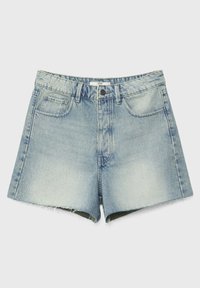 Shorts en denim bleu clair avec taille haute, boutons et fermeture éclair à l'avant, passants de ceinture, poches avant et ourlets effilochés.