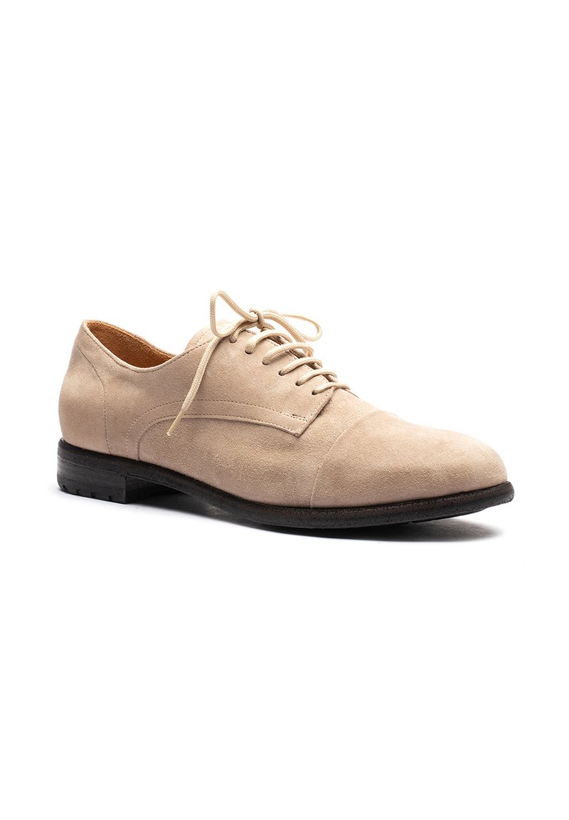 Scarpa beige in camoscio con lacci, punta arrotondata, texture liscia e tacco basso in gomma nera. Presenta un design minimalista e dettagli di cuciture orizzontali.