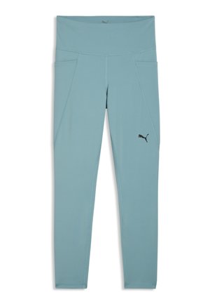 Jasnoniebieskie sportowe legginsy z wysokim stanem, bocznymi kieszeniami i małym czarnym logo Puma na prawej udzie.