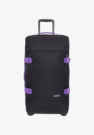 Czarna torba podróżna na kółkach z fioletowymi akcentami, wyposażona w wysuwaną rączkę, boczne paski i naszywkę z logo. Wykonana z trwałego materiału, o prostokątnym kształcie.
