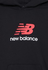 Hanorac negru cu un logo "New Balance" roșu și alb. Material moale, cu buzunar tip kangaroo și glugă cu șnur.