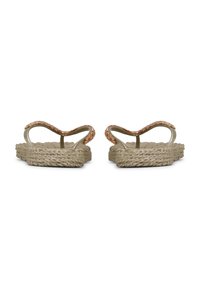 Par de chanclas beige con suelas gruesas de textura tejida y tiras brillantes en oro rosado, vistas desde atrás sobre fondo blanco.