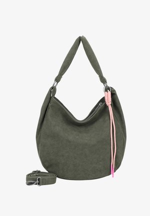 Olijfgroene suede hobo tas met een brede handgreep en een roze touwtassel, voorzien van een ritssluiting en een afneembare schouderriem.
