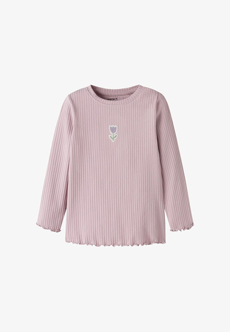 Jasnofioletowa prążkowana koszula z długim rękawem, z falbankami na krawędziach i małym haftowanym fioletowym tulipanem na środku klatki piersiowej.