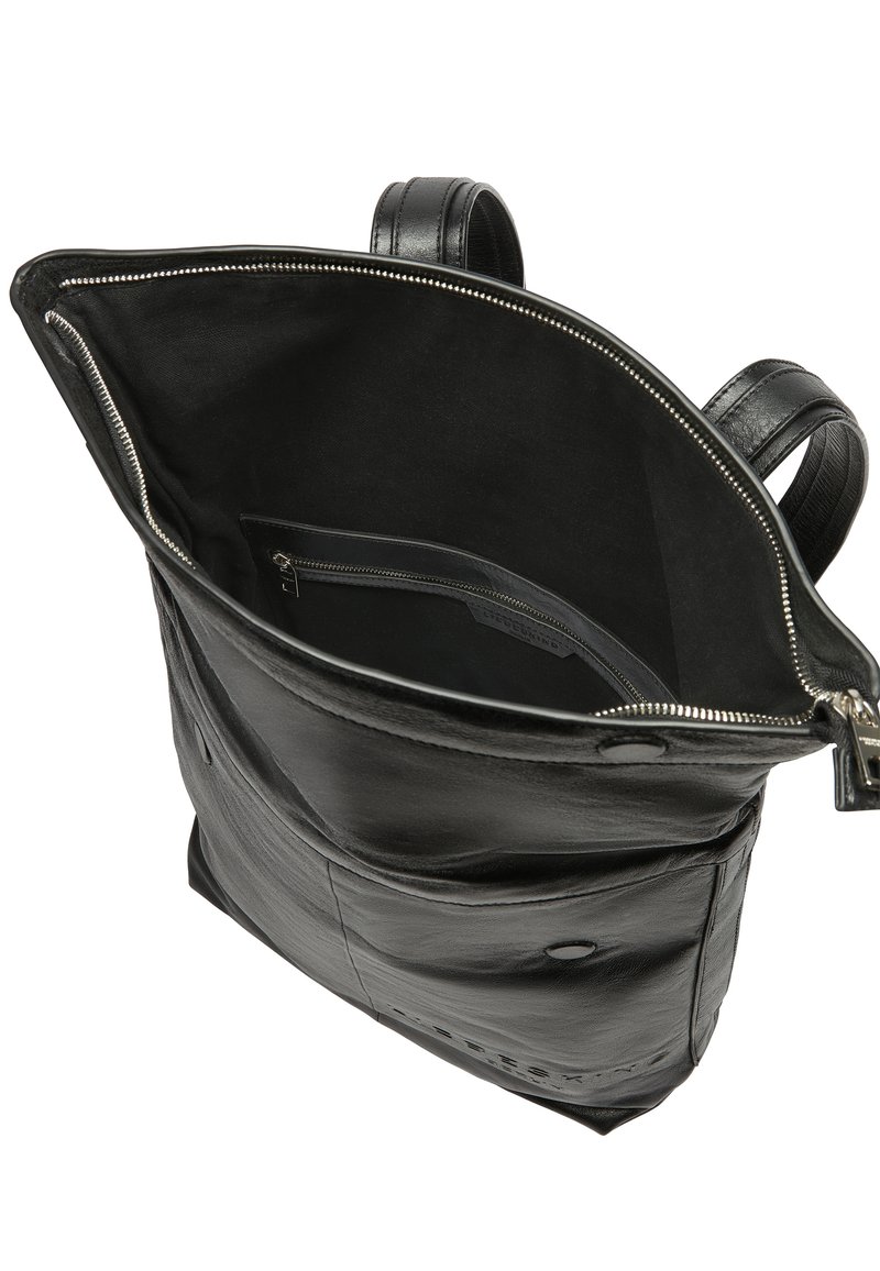 Schwarze Leder-Tote-Bag mit einem Reißverschluss, ausgestattet mit einer Innentasche und einem weichen Innenfutter. Glatte Textur mit minimalem Hardwareeinsatz.