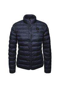 Marineblauwe gewatteerde jas met een hoge kraag, knoopsluiting en zijzakken. Glad, glanzend stof met een gestikte textuur en logo op de mouw.
