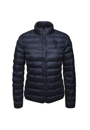 Marineblauwe gewatteerde jas met een hoge kraag, knoopsluiting en zijzakken. Glad, glanzend stof met een gestikte textuur en logo op de mouw.