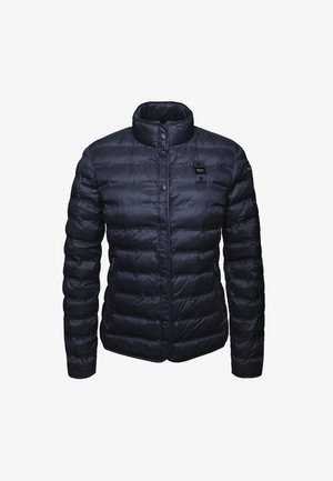 Giacca imbottita blu navy con colletto alto, chiusura a bottoni e tasche laterali. Tessuto liscio e lucido con texture trapuntata e logo sulla manica.
