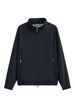 Marineblaue Windbreakerjacke mit hohem Kragen, Reißverschluss vorne, elastischen Bündchen und zwei Seitentaschen; aus glattem, leichtem Stoff gefertigt.