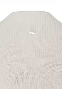 Maglione lavorato a maglia grigio chiaro con texture a coste e un piccolo tag metallico del marchio sul retro vicino al colletto.