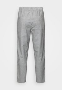 Pantalon gris texturé avec une taille élastique, une coupe droite et une unique poche arrière pour le rangement.