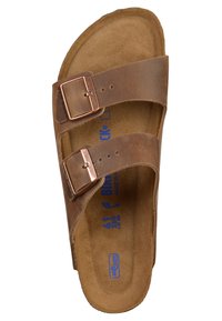 Bruine leren slip-on sandaal met twee verstelbare riemen, koperen gespen, een betoverd voetbed en een gestructureerde binnenzool. Bevat het merkelogo in het blauw.
