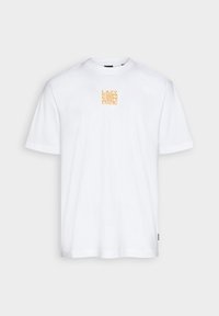 Hvid bomulds t-shirt med rund halsudskæring og korte ærmer, prydet med en gul grafisk tekst "LAZY SUMMER CREW" på den øverste front.