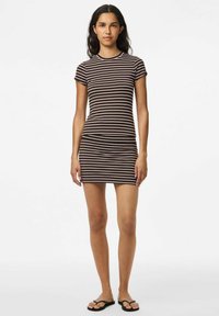 Juostuotas, prigludęs mini suknelė tamsiai rudos ir grietinėlės spalvų, trumpomis rankovėmis, apvaliu kaklu, minkšta tekstūra, derinama su juodais šlepetėmis.