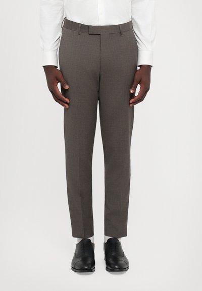 Pantaloni gri croiți, cu un model discret cu carouri, cu front plat și o croială slim, asortați cu pantofi negri de dress și șosete albe.