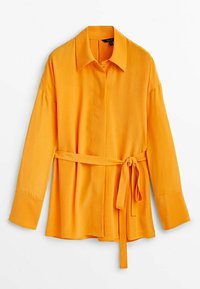 Gelbe Seidenbluse mit Kragen, langen Ärmeln und einem gebundenen Taillengürtel. Sie hat eine glatte Textur und eine lockere Passform mit minimalen Details.