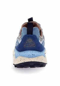 Baskets bleues et grises avec un arrière texturé, mettant en avant une semelle intermédiaire bleue contrastante avec des taches noires et une languette pour un enfilage facile.