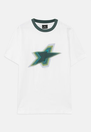 Hvid bomulds t-shirt med et grønt og blåt stjernemotiv, ribbet mørkegrøn rund hals, korte ærmer og lige snit.