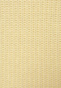 Jasnożółta dzianina o subtelnej fakturze, z równomiernie rozmieszczonymi oczkami i miękkim, gładkim wyglądem.