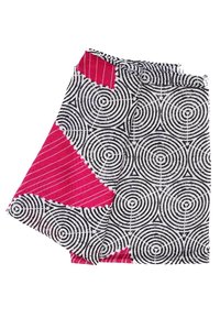 Tessuto di cotone con cerchi concentrici in bianco e nero, motivi triangolari, con un accento a strisce rosse e rosa su un angolo.