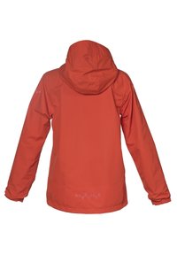 Rød vandtæt jakke med hætte, elastiske manchetter og justerbar bund. Har et logo på ryggen og et diskret geometrisk mønster nær bunden.