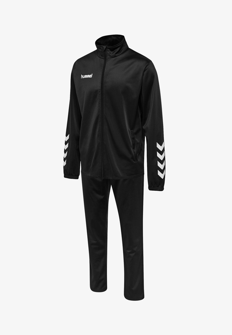 Schwarzer Trainingsanzug aus leichtem Material, mit einer Jacke mit Reißverschluss und hohem Kragen sowie weißen Chevron-Akzenten an den Ärmeln. Die Hose hat die gleiche Farbe.