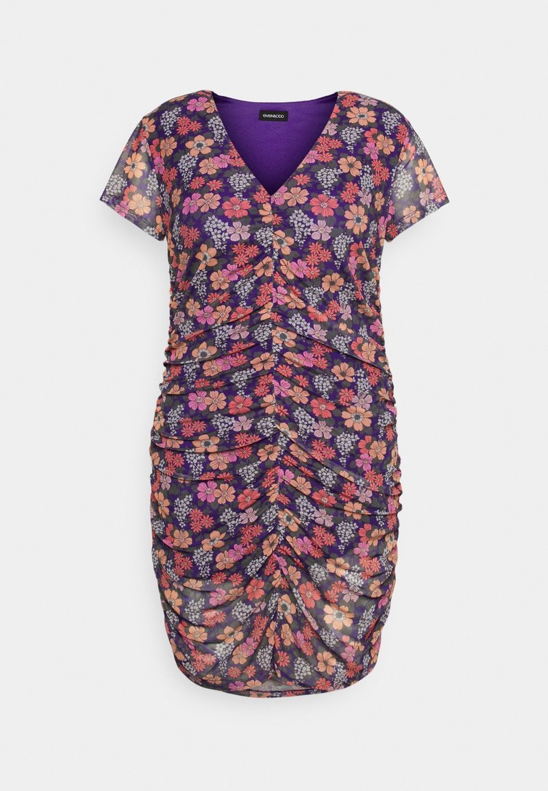 Robe violette à manches courtes avec fronces, motif floral rose et orange et décolleté en V.