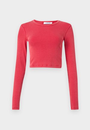 Dlhý rukáv, skrátený top s rebrovanou textúrou, s okrúhlym výstrihom. Farba: žiarivá červená. Obsahuje štítok na krku s nápisom "JJXX."