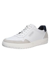 Weiße LederSneaker mit grauen Wildlederakzenten, runder Zehenform, durchbrochenem Design, Schnürverschluss und einer Gummisohle in Marineblau.