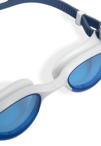 Gafas de natación con un marco de silicona blanca, lentes teñidos de azul y una correa ajustable en azul marino. Cuentan con sellos suaves para los ojos para mayor comodidad.