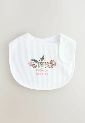 Bavoir blanc à côtes avec un design imprimé de cerises, d'une bouteille de lait, d'un bretzel et du texte "BRUNCH BESTIES" en rose. Dispose d'une fermeture à pression.