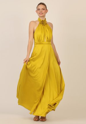 Gelbes Maxikleid aus glattem Stoff, mit Halterneck, plissiertem Oberteil und floralem Akzent am Halsausschnitt. Fließende Silhouette.