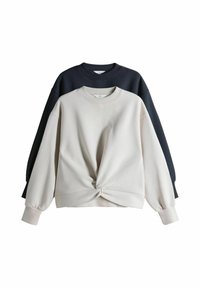 To sweatshirts, den ene lysebrun med knude foran, og den anden mørk marineblå. Begge har rund halsudskæring og ribbede manchetter. Blød stofførelse.