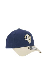 Marineblaues Baseballcap mit einem hellen, sandfarbenen Schirm, auf der Vorderseite mit einem cremefarbenen Ram-Logo. Hergestellt aus einem weichen, strukturierten Stoff.