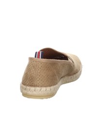 Beiger perforierter Slip-On-Schuh mit gewebter Seilsohle und rot-weiß-blau gestreiftem Zuglasche an der Ferse, von hinten gezeigt.