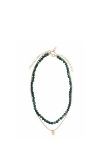 Schicht-Halskette mit dunkelgrünen runden Perlen und einer dünnen goldenen Kette, die einen kleinen unregelmäßigen goldenen Anhänger aufweist, beide mit goldenen Karabinerverschlüssen und Verlängerungsketten.