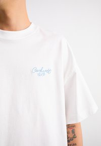 Carhartt WIP SIGNATURE SCRIPT - Osnovna majica kratkih rukava - white/dusty ice